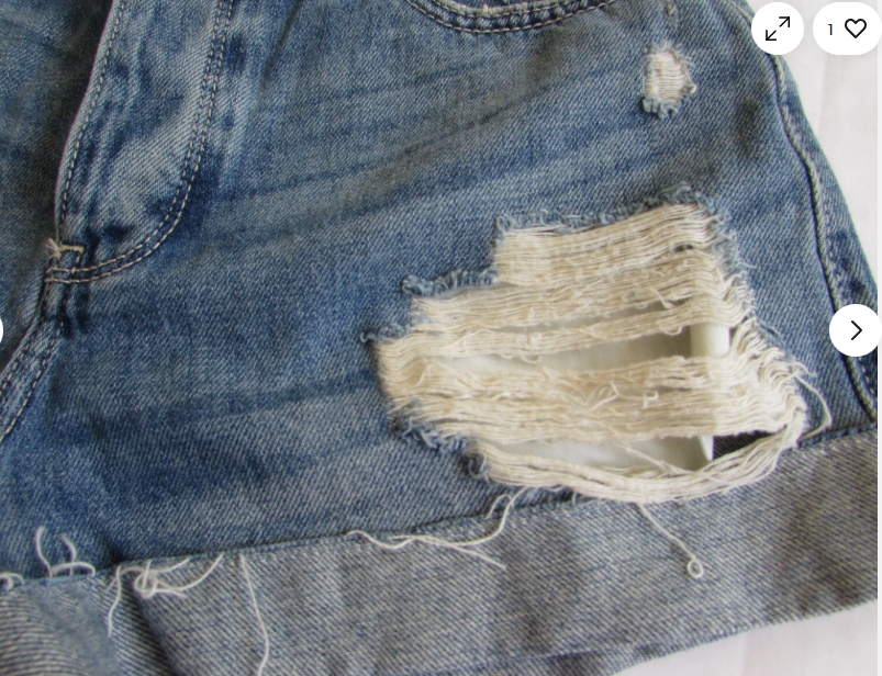 Hollister Hight Rise Mom Short 3" Distressed Cuff Button Fly Cotton Bermuda